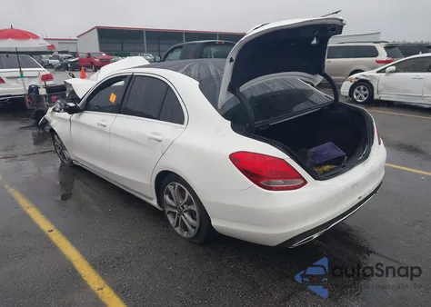 2017 Mercedes-Benz C 300 z USA, uszkodzony, nr VIN 55SWF4JB0HU233873